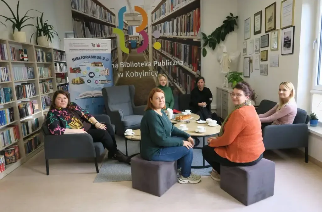 Gostyńska bibliotekarka z wizytą studyjną w Kobylnicy. Poznawała pracę bibliobusu