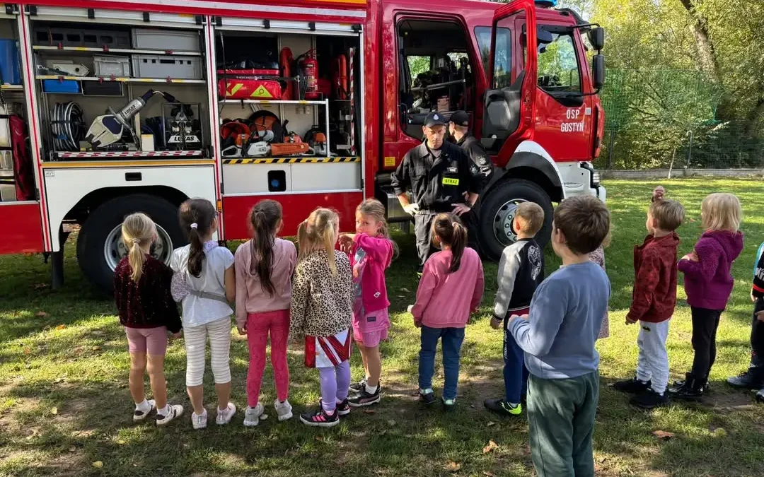 Próbna ewakuacja w gminnym przedszkolu w Gostyni z udziałem strażaków