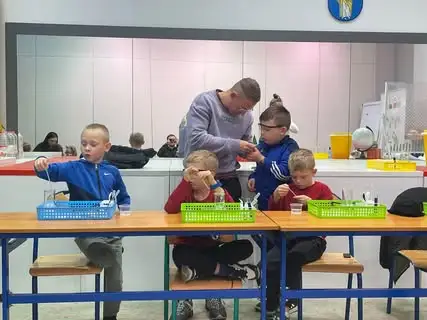 Kolorowe eksperymenty i teoria Arrheniusa – warsztaty chemiczne w Gminnym Centrum Kultury w Krobii